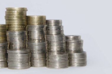 Beyaz arka plandaki sikkeler. Sikkekazakistan beyaz bir arka plan üzerinde tenge. Kazak parası. Tenge sikkeleri.