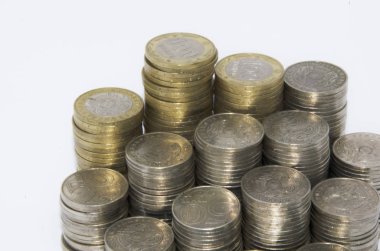 Beyaz arka plandaki sikkeler. Sikkekazakistan beyaz bir arka plan üzerinde tenge. Kazak parası. Tenge sikkeleri.