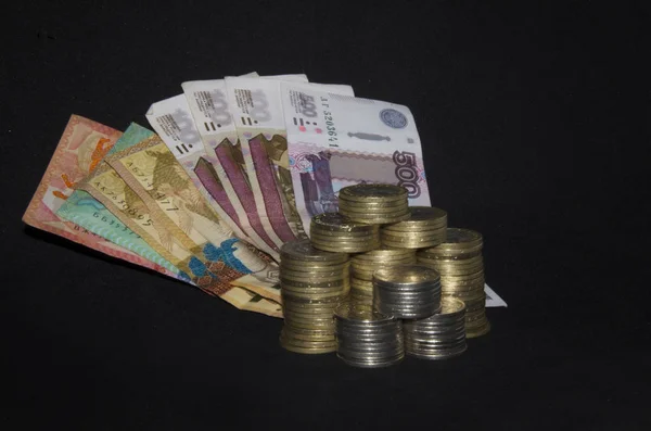 Monedas Sobre Fondo Oscuro Monedas Kazajstán Tenge Rublo Ruso Sobre — Foto de Stock