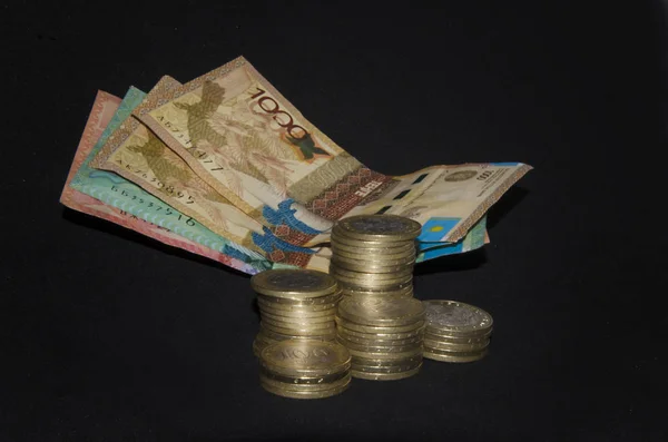 Monedas Sobre Fondo Oscuro Monedas Kazajstán Tenge Rublo Ruso Sobre — Foto de Stock