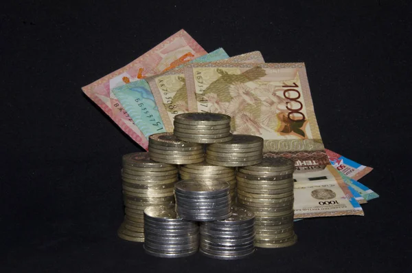 Monedas Sobre Fondo Oscuro Monedas Kazajstán Tenge Rublo Ruso Sobre — Foto de Stock