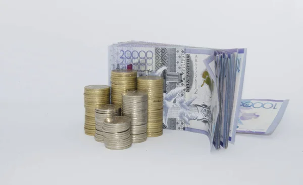 Beyaz arka plandaki sikkeler. Sikkekazakistan beyaz bir arka plan üzerinde tenge. Kazak parası. Tenge sikkeleri. sikke ve tenge kağıt banknotlar büyük kazık