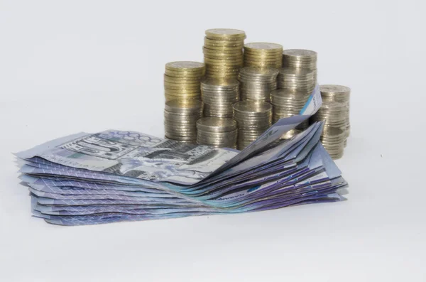 Beyaz arka plandaki sikkeler. Sikkekazakistan beyaz bir arka plan üzerinde tenge. Kazak parası. Tenge sikkeleri. sikke ve tenge kağıt banknotlar büyük kazık
