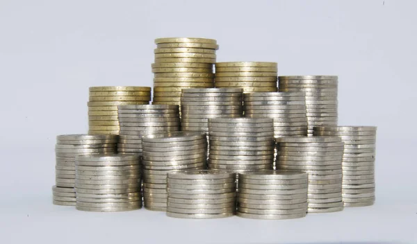 Beyaz arka plandaki sikkeler. Sikkekazakistan beyaz bir arka plan üzerinde tenge. Kazak parası. Tenge sikkeleri.