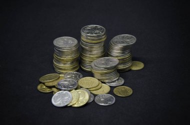 Karanlık bir arka planda bozuk paralar. Kazakistan 'daki bozuk paralar koyu bir arkaplanda. Kazak parası. Bozuk paralar. büyük bozuk para yığını