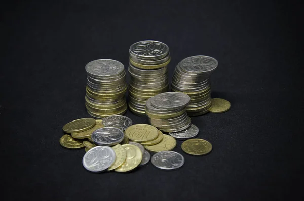 Karanlık bir arka planda bozuk paralar. Kazakistan 'daki bozuk paralar koyu bir arkaplanda. Kazak parası. Bozuk paralar. büyük bozuk para yığını