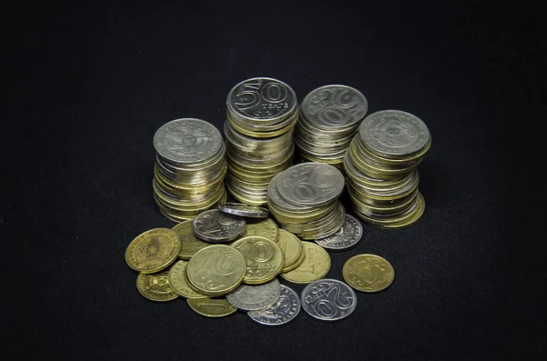 Münzen Auf Dunklem Hintergrund Münzen Kasachstan Tendieren Auf Einem Dunklen — Stockfoto