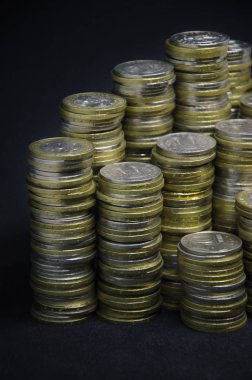 Karanlık bir arka planda bozuk paralar. Kazakistan 'daki bozuk paralar koyu bir arkaplanda. Kazak parası. Bozuk paralar. büyük bozuk para yığını