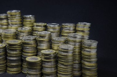 Karanlık bir arka planda bozuk paralar. Kazakistan 'daki bozuk paralar koyu bir arkaplanda. Kazak parası. Bozuk paralar. büyük bozuk para yığını