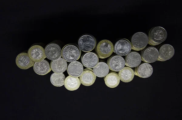 在黑暗背景下的硬币 Coins Kazakhstan在黑暗的背景下缩成一团哈萨克钱坚韧的硬币 一大堆硬币 — 图库照片