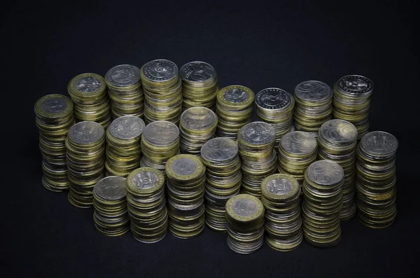 Karanlık bir arka planda bozuk paralar. Kazakistan 'daki bozuk paralar koyu bir arkaplanda. Kazak parası. Bozuk paralar. büyük bozuk para yığını