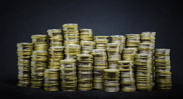 Karanlık bir arka planda bozuk paralar. Kazakistan 'daki bozuk paralar koyu bir arkaplanda. Kazak parası. Bozuk paralar. büyük bozuk para yığını