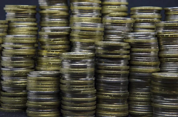 Karanlık bir arka planda bozuk paralar. Kazakistan 'daki bozuk paralar koyu bir arkaplanda. Kazak parası. Bozuk paralar. büyük bozuk para yığını