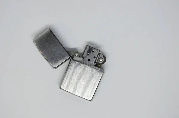 Çakmak, sigara, beyaz arka planda sigara makinesi.