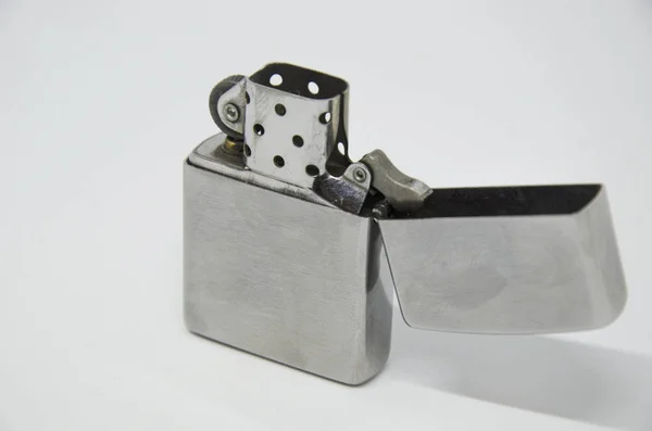 Çakmak, sigara, beyaz arka planda sigara makinesi.