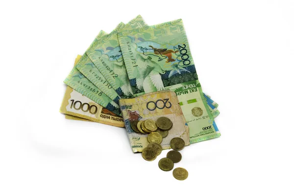 Beyaz arka plandaki sikkeler. Sikkekazakistan beyaz bir arka plan üzerinde tenge. Kazak parası. Tenge sikkeleri. sikke ve tenge kağıt banknotlar büyük kazık