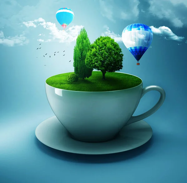 Yeşil çayır ve bir fincanda ağaçlar. Balonlar ormanın üzerinde. Piknik