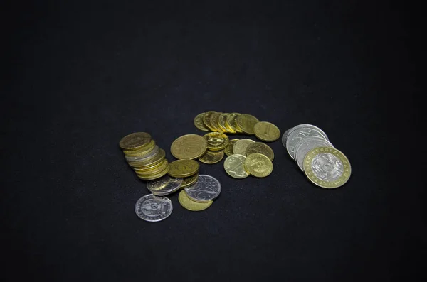 Münzen Auf Schwarzem Hintergrund Münzen Kasachstan Tenge Auf Schwarzem Hintergrund — Stockfoto