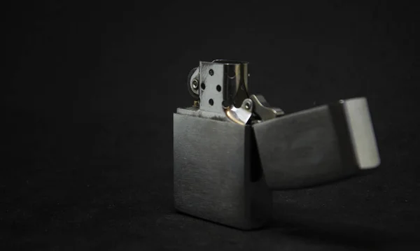 Koyu arkaplanda metal çakmak.