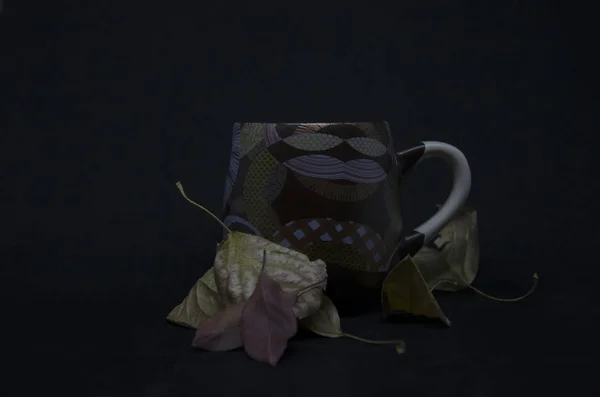 Sonbahar yaprakları ve kahve fincanı