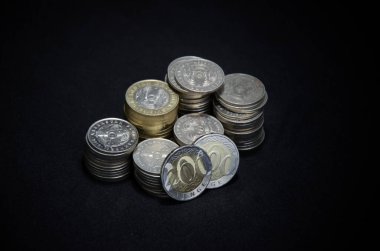 Karanlık bir arka planda bozuk paralar. Kazakistan 'daki bozuk paralar koyu bir arkaplanda. Kazak parası. Bozuk paralar. büyük bozuk para yığını