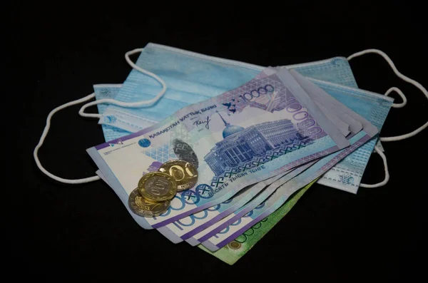 Composición Billetes Monedas Tenge Kazajo Una Máscara Médica Sobre Fondo — Foto de Stock