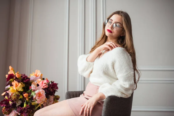 Joven Hermosa Mujer Suéter Blanco Gafas Posando Silla Interior — Foto de Stock
