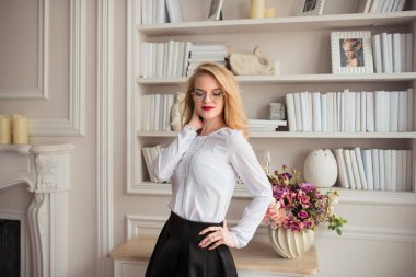 şık genç iş kadın kapalı poz moda gözlük