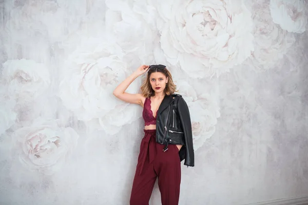 Young Beautiful Woman Leather Jacket Sunglasses Posing Indoors — Stock Photo, Image