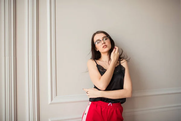 Joven Sensual Mujer Gafas Posando Contra Pared Blanca Interior — Foto de Stock