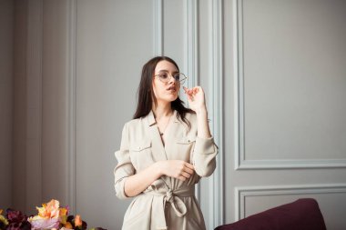 Gözlükler hafif bir arka plan üzerinde giyen kız