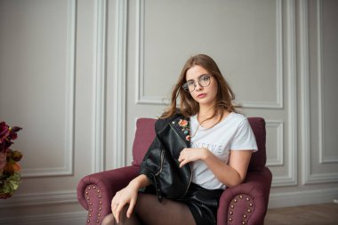 koltukta, poz deri ceket gözlüklü genç şık moda modeli