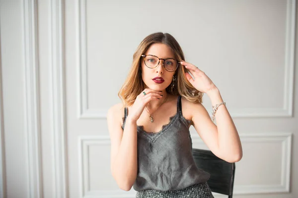 Sensual Joven Mujer Gafas Posando Silla Interior — Foto de Stock
