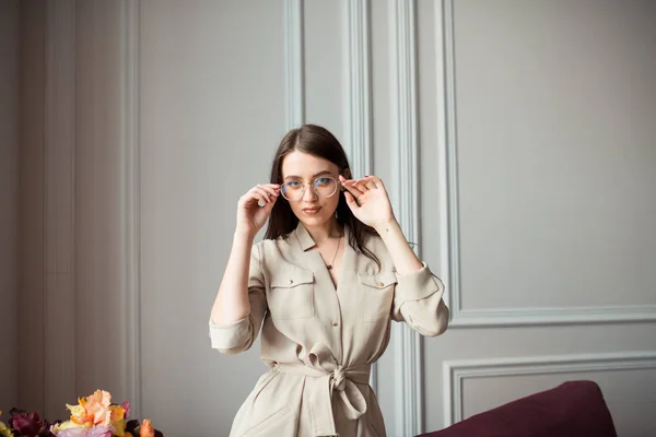 Girl Wearing Spectacles Light Background — Stock Photo, Image