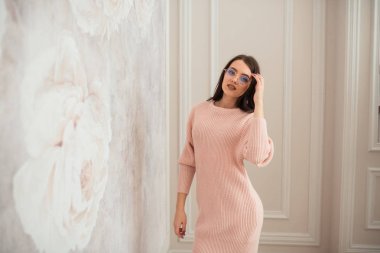 kız bir takım elbise ve gözlük