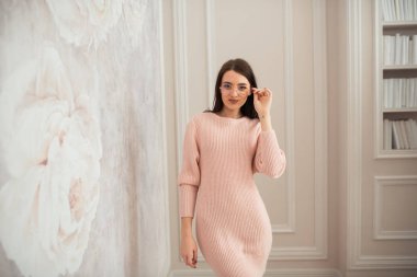 kız bir takım elbise ve gözlük