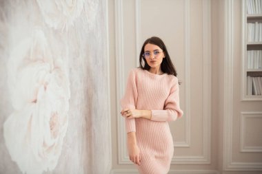 kız bir takım elbise ve gözlük