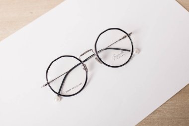 Beyaz Kağıt arka plan, atış studio moda gözlük