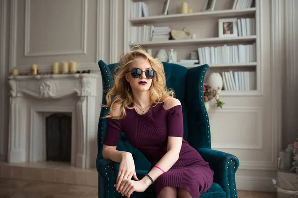 Stylische Junge Frau Lila Kleid Und Sonnenbrille Posiert Stuhl Drinnen — Stockfoto