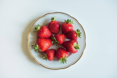 Hafif arkaplanda çilekler