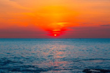 Okyanusu üzerinden renkli gündoğumu