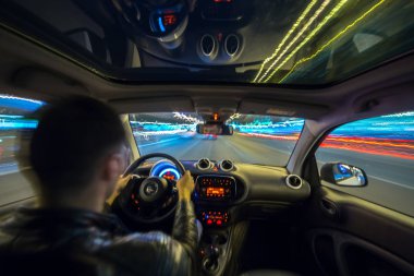 Gece şehir yol manzarası içeriden