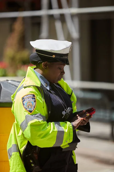 Uitoefening van zijn functie op de straten van de ambtenaren van de politie — Stockfoto