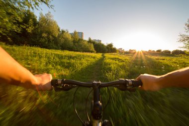 Bisikletçileri gözlerinden görüntülemek.