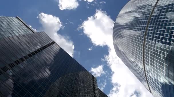 Edifícios corporativos e nuvens timelapse — Vídeo de Stock