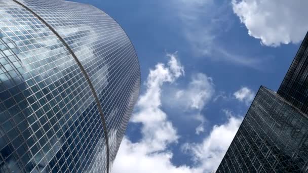 कॉर्पोरेट इमारतों और समयरेखा बादल — स्टॉक वीडियो