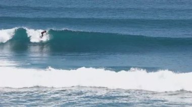 Bir sörfçü bir dalga sörf sörf noktada okyanus mavisi, rides.