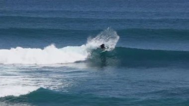 Bir sörfçü bir dalga sörf sörf noktada okyanus mavisi, rides.