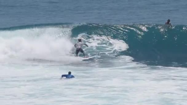 Surfer jeździ na falę w surf na blue ocean w surf spot. — Wideo stockowe