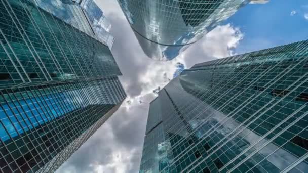 Unternehmensgebäude und Zeitraffer-Wolken — Stockvideo